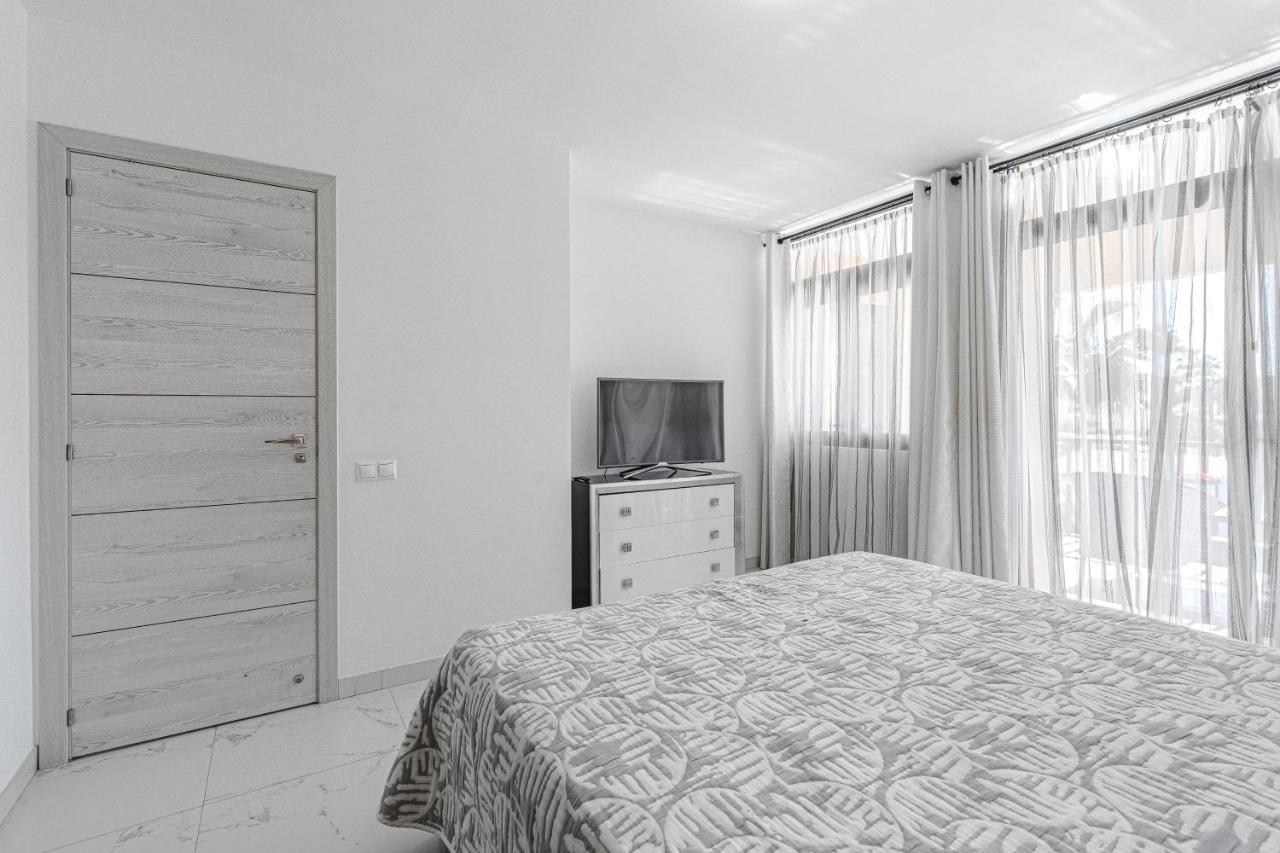 Amazing 3 Bedroom Apartment On The First Line Of The Best Las Americas Beach, Air Conditioner And Terrace Ocean View Playa de las Americas  Zewnętrze zdjęcie