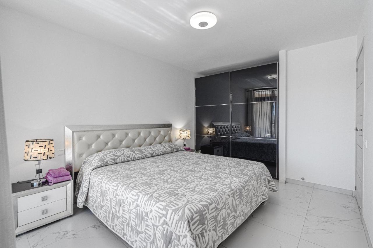 Amazing 3 Bedroom Apartment On The First Line Of The Best Las Americas Beach, Air Conditioner And Terrace Ocean View Playa de las Americas  Zewnętrze zdjęcie