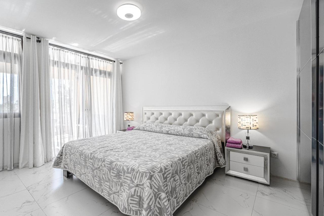 Amazing 3 Bedroom Apartment On The First Line Of The Best Las Americas Beach, Air Conditioner And Terrace Ocean View Playa de las Americas  Zewnętrze zdjęcie