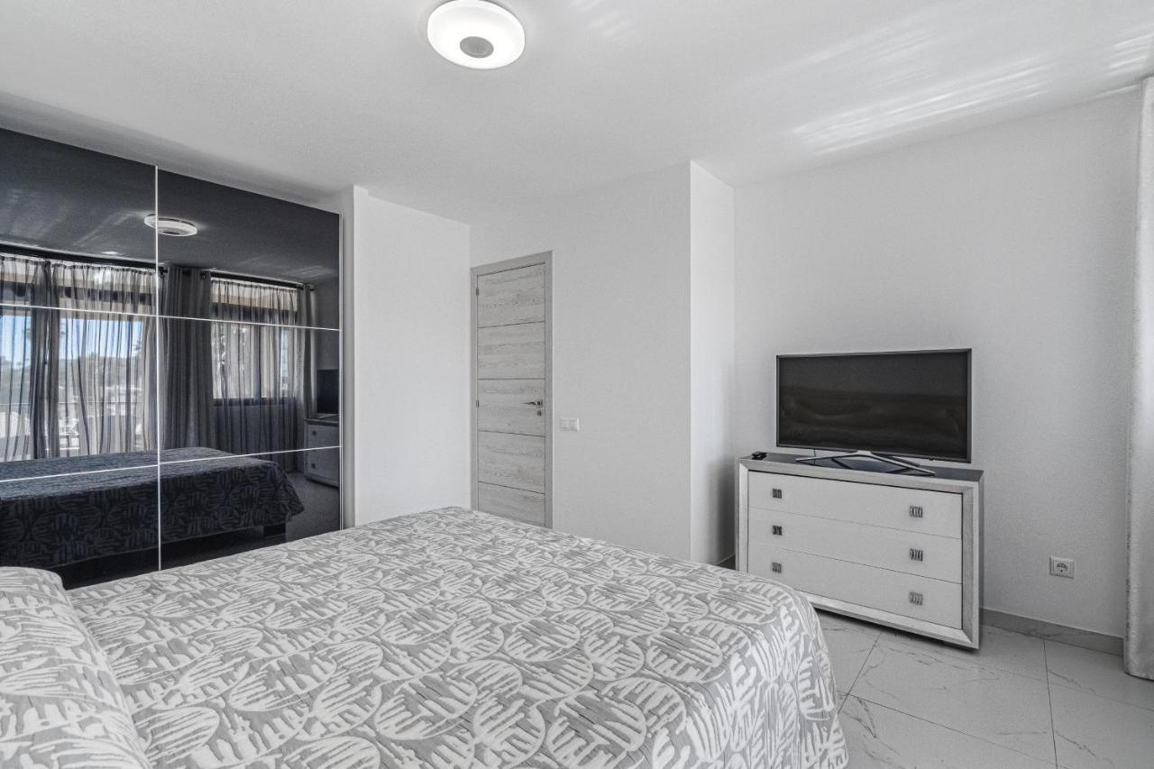 Amazing 3 Bedroom Apartment On The First Line Of The Best Las Americas Beach, Air Conditioner And Terrace Ocean View Playa de las Americas  Zewnętrze zdjęcie